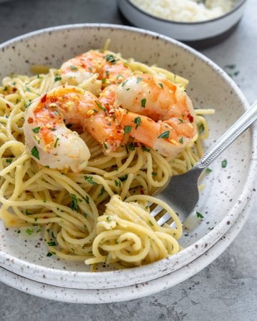 One Pan Garlic Spaghetti and Shrimp Recipe