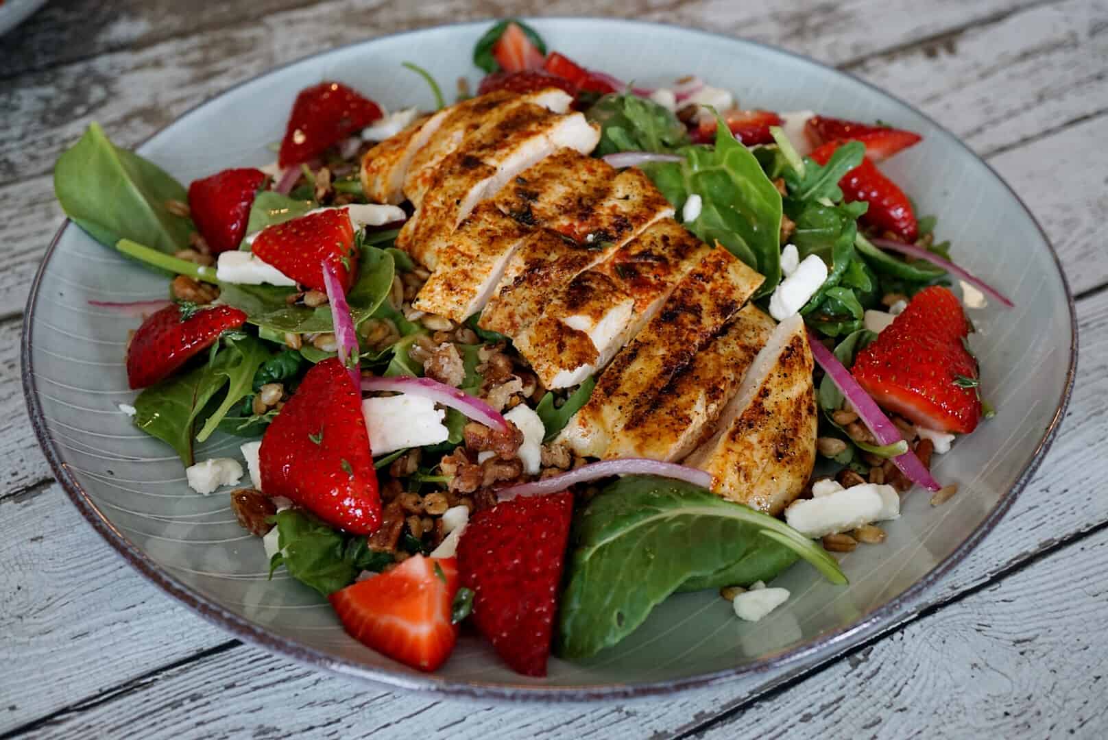 This Toasted Farro Salad with Blackened Chicken will totally change your view on salads. It's quick and easy to make and SO filling! It even makes delicious leftovers.