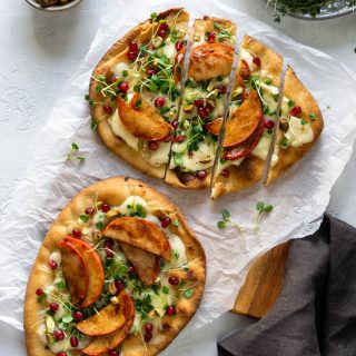 sliced baked brie and apple flatbread pizza.