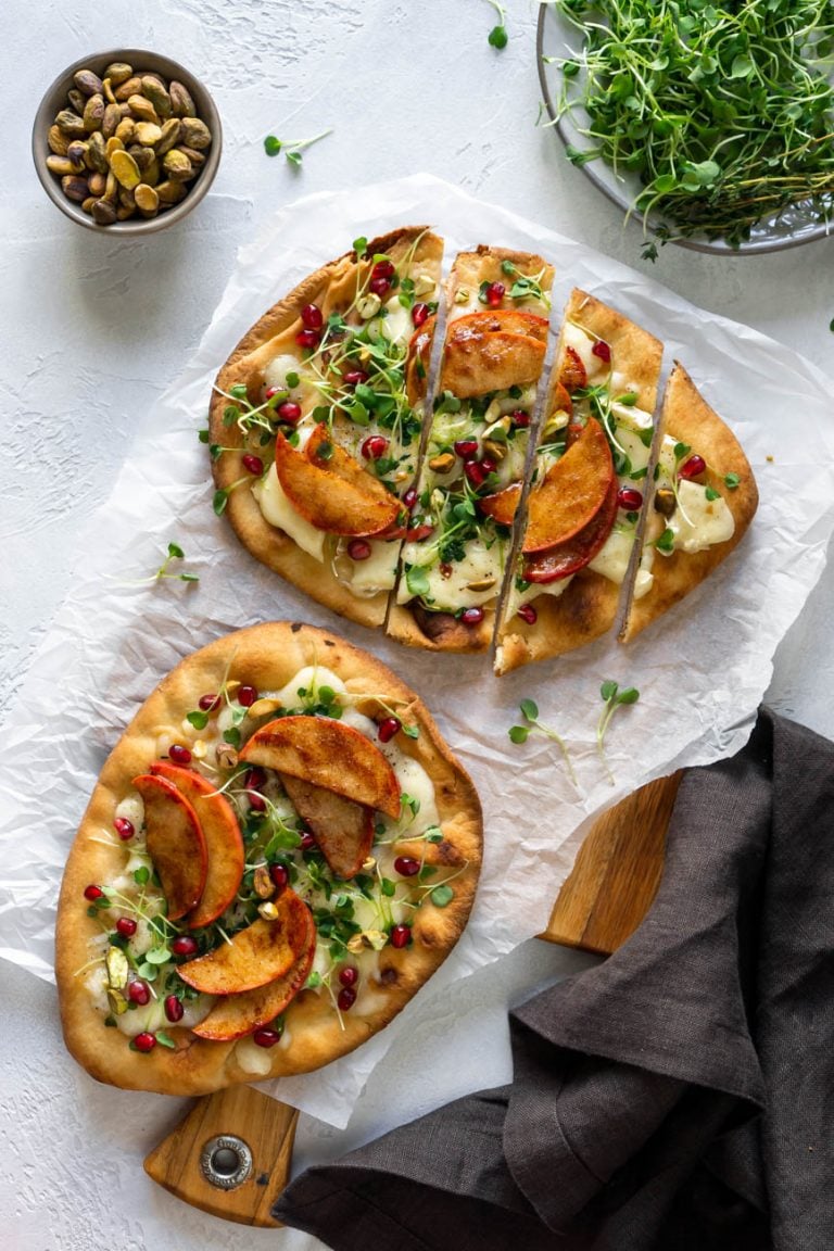 sliced baked brie and apple flatbread pizza.