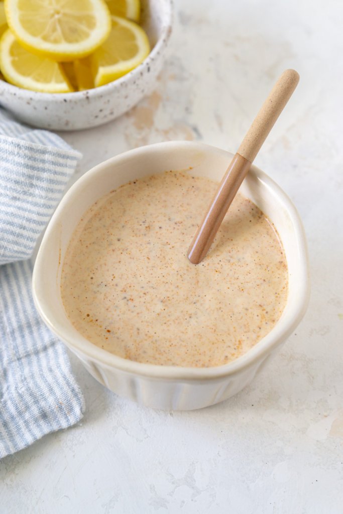 krabcake saus in een witte kom met citroenpartjes