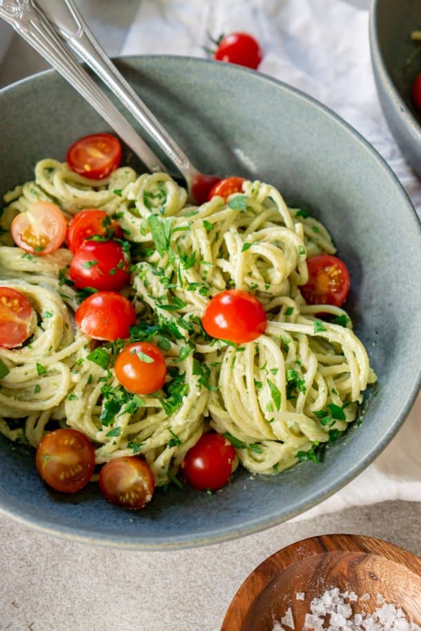 Creamy Avocado Pasta Sauce (quick and easy!)