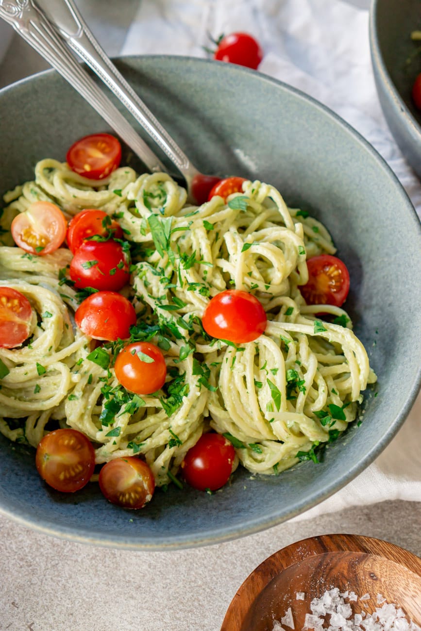Creamy Avocado Pasta Sauce (quick and easy!)