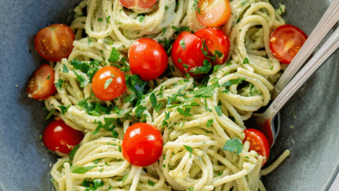 Creamy Avocado Pasta Sauce (quick and easy!)