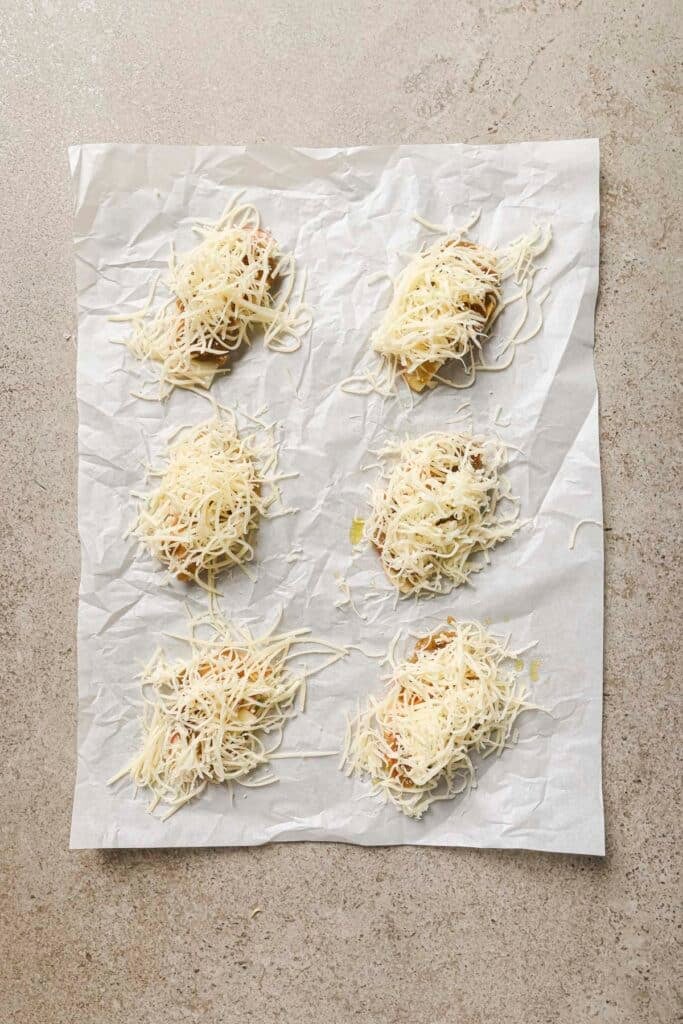 Shredded cheese layered over apples and jam.